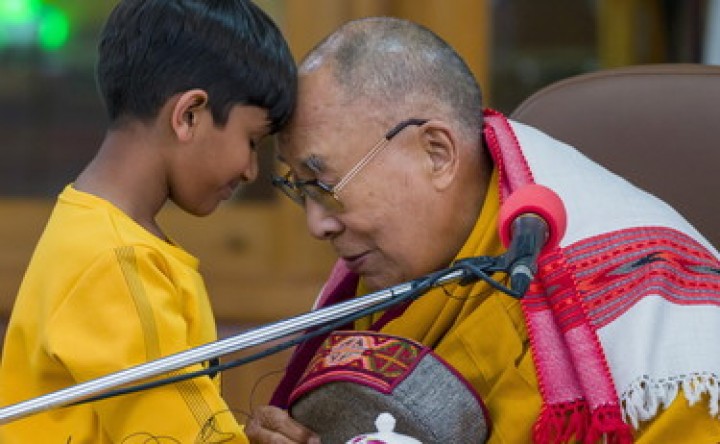 Kronologi Dalai Lama Minta Bocah Isap Lidahnya, Tuai Kontoveksi. (LiberoQuitidiano/Foto)