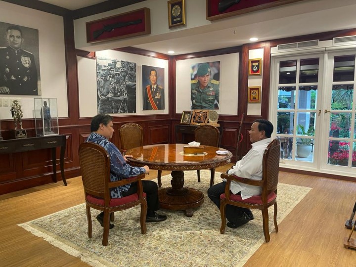 Ketua DPP Golkar Airlangga Hartarto bersama ketua umum Gerindra Prabowo Subianto berbincang terkait wacana pembentukan koalisi besar 