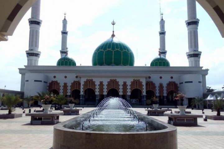 Masjid Agung Madani Riau, Punya Menara Setinggi 99 Meter  