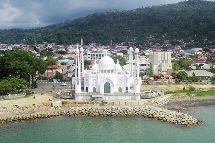 Pesona Masjid Al Hakim Padang, Mirip Taj Mahal di Tepi Pantai  