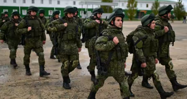 Pasukan cadangan Rusia yang direkrut selama mobilisasi sebagian pasukan menghadiri upacara sebelum berangkat ke zona konflik Rusia-Ukraina, di wilayah Rostov, Rusia 31 Oktober 2022 /Reuters