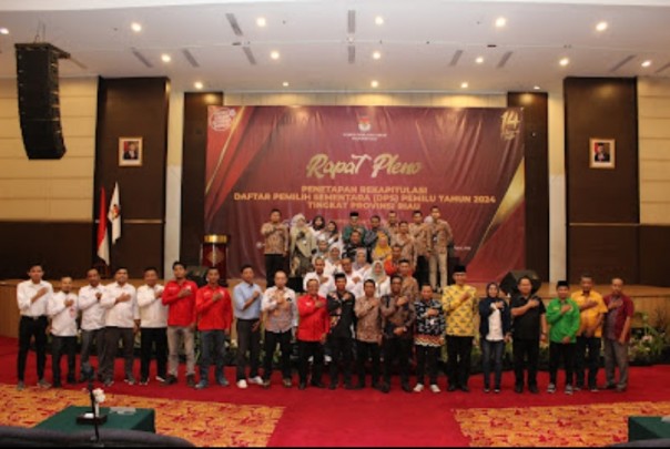 Foto bersama usai pleno penetapan DPS Provinsi Riau untuk pemilu 2024