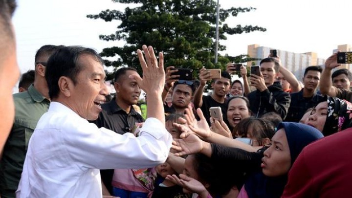 Aksi Jokowi Bagi-bagi Sembako Dipertanyakan, Presiden Atau...