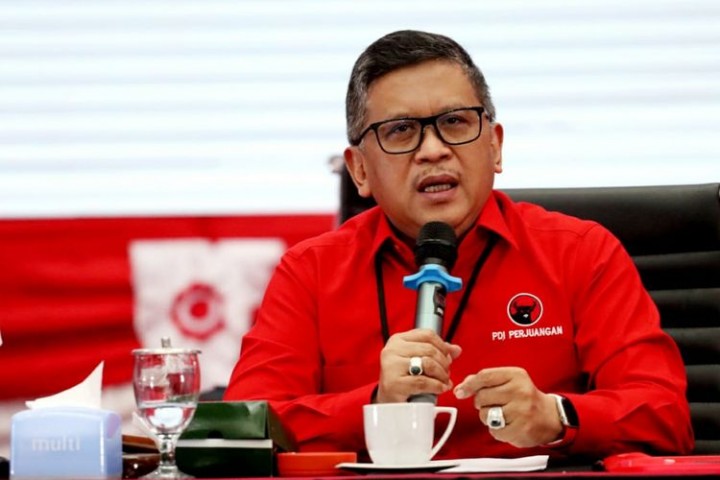Sekjen PDIP Hasto Kristiyanto menyebutkan jika pihaknya menginginkan mengumumkan nama calon presiden (capres) yang diusung sebelum membahas masalah koalisi dengan partai lain. Sumber: kompas.com