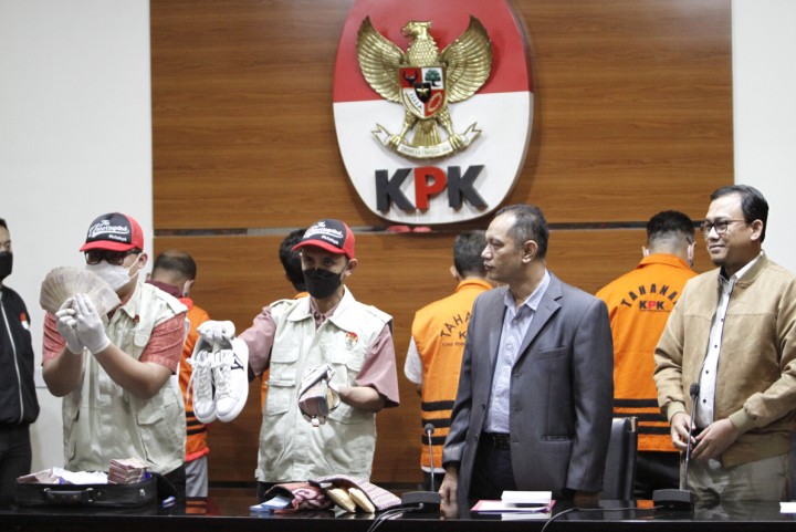Uang Hingga Sepatu LV Jadi Barang Bukti Dugaan Suap Walikota Bandung. (SinPo.id/Foto)