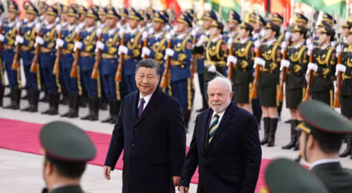 Presiden Brasil Luiz Inacio Lula da Silva dan Presiden Tiongkok Xi Jinping menghadiri upacara penyambutan di Aula Besar Rakyat di Beijing, Tiongkok, 14 April 2023 /Reuters