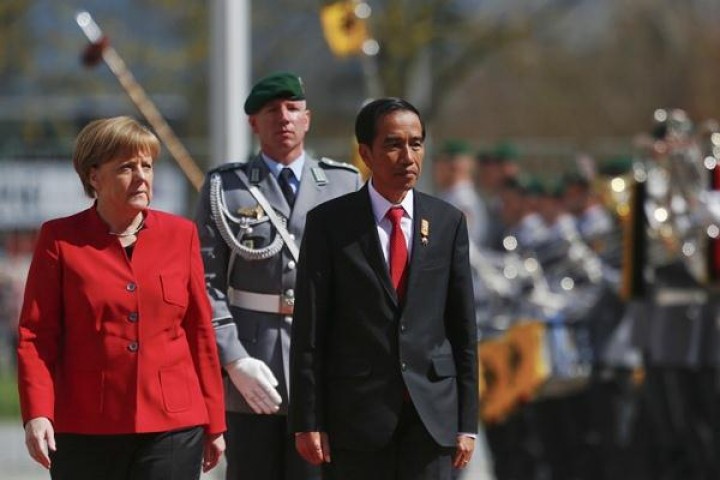 Jokowi Sebut PLTU Batu Bara Ditutup 2025 Dihadapan Investor Jerman. (VOA/Foto)