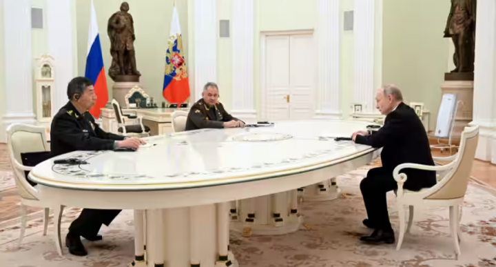 Presiden Rusia Vladimir Putin, Menteri Pertahanan Sergei Shoigu dan Menteri Pertahanan China Li Shangfu menghadiri pertemuan di Moskow, Rusia, 16 April 2023 /Reuters