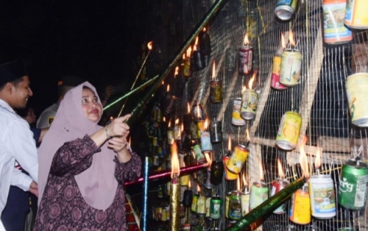 Bupati Kasmarni saat meresmikan festival lampu colok