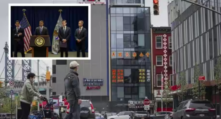 Sebuah bangunan berfasad kaca berlantai enam, di tengah, diyakini sebagai lokasi pos polisi asing untuk China di Chinatown New York /AP