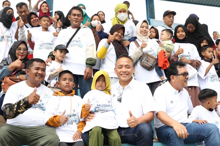 _Caption : CEO PTPN V, Jatmiko Santosa berfoto bersama para pemudik yang mengikuti program Mudik Bersama BUMN 2023 yang diselenggarakan PTPN V. Anak Perusahaan Holding Perkebunan Nusantara III Persero tersebut memberangkatkan 500 pemudik ke berbagai kota di Provinsi Sumatera Barat dan Sumatera Utara