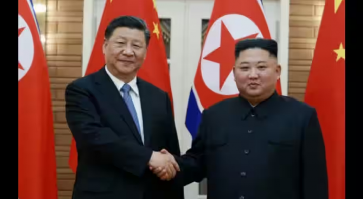 Presiden China Xi Jinping (kiri) ajak pemimpin Korea Utara Kim Jong-un (kanan) untuk komunikasi lebih intens /AFP