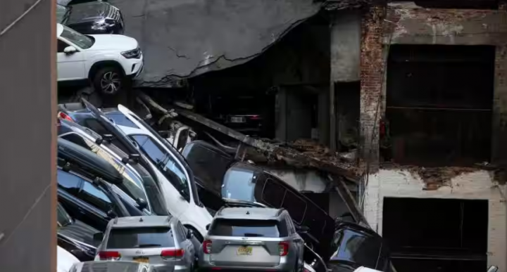 Penampakan umum dari lokasi runtuhnya garasi parkir di wilayah Manhattan /Reuters