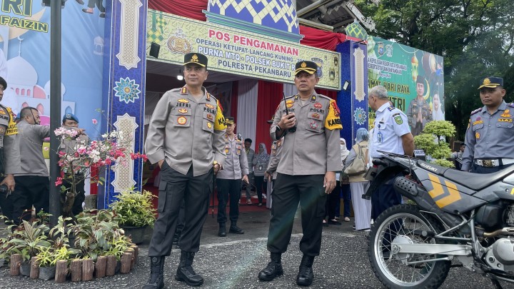 Kapolresta Pekanbaru Kombes Pol Jefri RP Siagian saat meninjau Posko Pengamanan depan Purna MTQ Pekanbaru