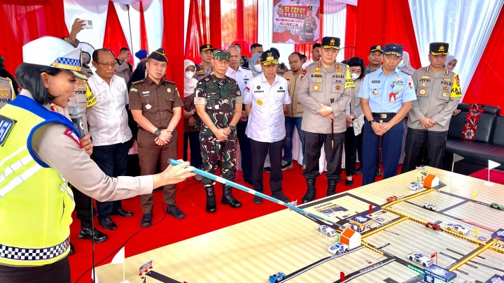 Kapolda Riau Irjen Iqbal mendampingi Gubernur Syamsuar meninjau posko pengamanan.
