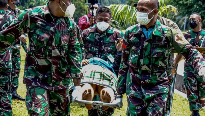 Potret Evakuasi Korban Penyerang KKB di Pegunungan Bintang, Papua. (CNNIndonesia/Foto)