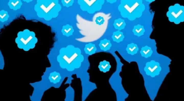 Twitter menghapus centang biru terverifikasi dari semua akun pada 20 April 2023 /Reuters