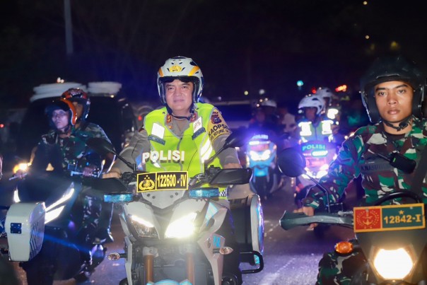 Kapolda Riau Irjen M Iqbal berpatroli menggunakan sepeda motor untuk memastikan malam takbiran berjalan lancar.
