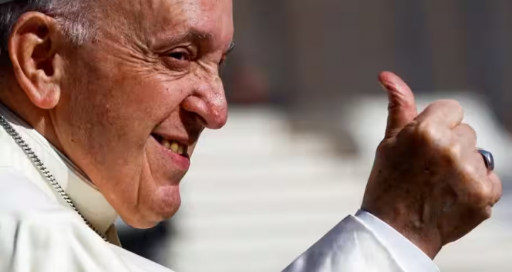 Paus Fransiskus kehilangan status terverifikasinya sebelum Twitter memberinya tanda centang baru /Reuters