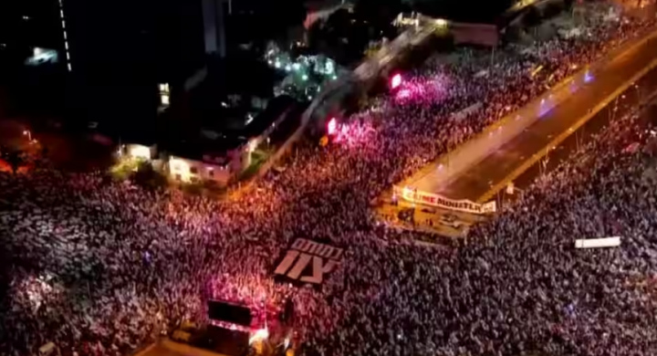 Penampakan dari Drone ribuan orang Israel berkumpul untuk memprotes reformasi peradilan di Tel Aviv /Reuters