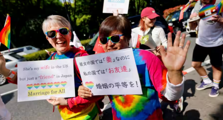 Sesuai perkiraan penyelenggara, sekitar 10.000 orang berbaris dalam parade Pride hari Minggu di distrik Shibuya Tokyo /Reuters