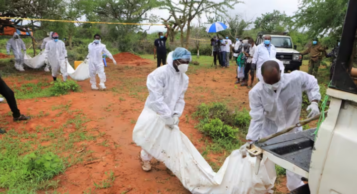Polisi di dekat kota pesisir Malindi mulai menggali mayat pada hari Jumat dari hutan Shakahola /Reuters