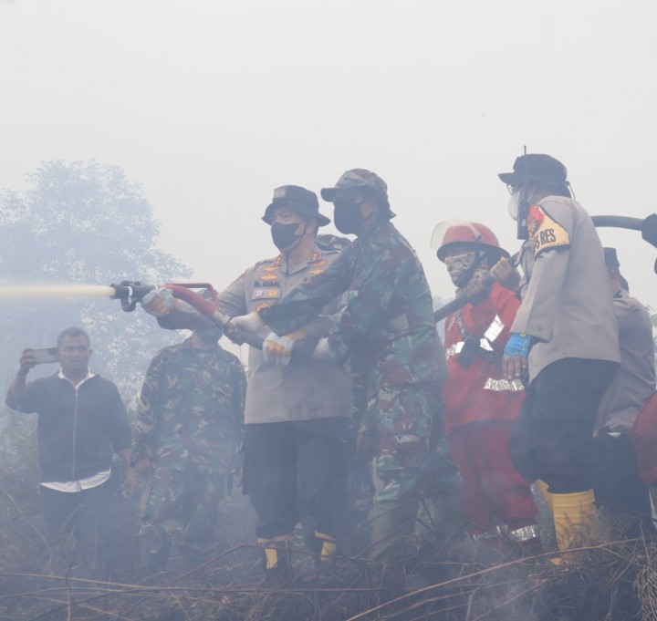Kapolda Riau Irjen Iqbal memimpin operasi pemadaman di area Karhutla, perbatasan Dumai - Bengkais