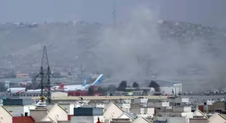 Serangan Bandara Kabul Agustus 2021: Asap mengepul dari ledakan mematikan di luar bandara di Kabul, Afghanistan, Kamis, 26 Agustus 2021 /AFP