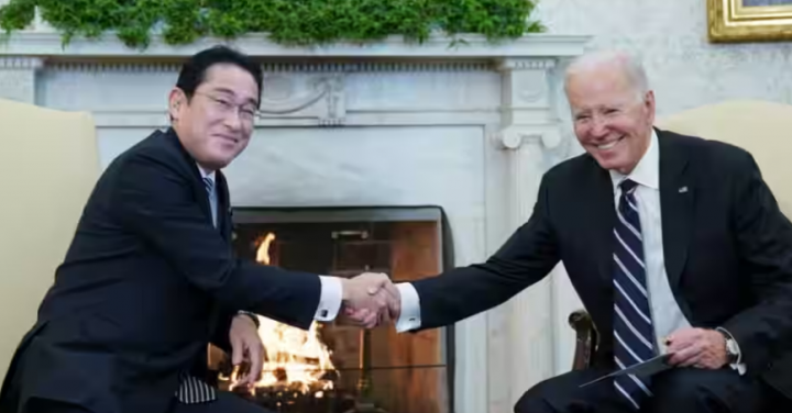 Presiden AS Joe Biden (kanan) dan Perdana Menteri Jepang Fumio Kishida (kiri) /AFP