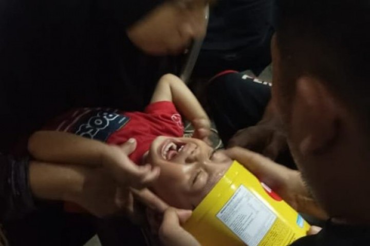 Viral! Kepala Anak Nyangkut di Kaleng Biskuit, Nangis Histeris saat Ditolong Damkar. (Twitter/foto)