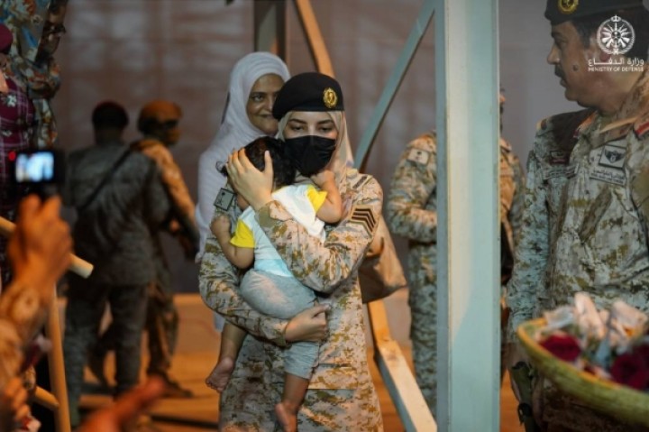 Viral! Prajurit Cantik Arab Saudi Gendong Bocah yang Dievakuasi dari Konflik Sudan. (Twitter/Foto)