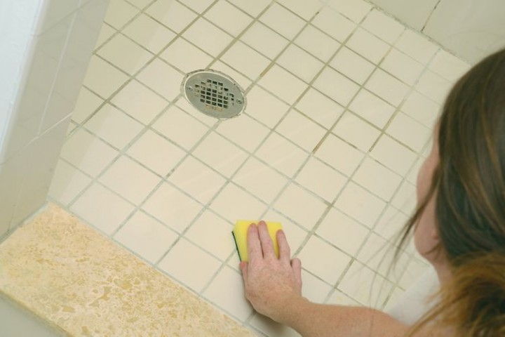 Mudah, Begini Cara Membersihkan Kerak Sabun di Dinding dan Lantai Kamar Mandi 