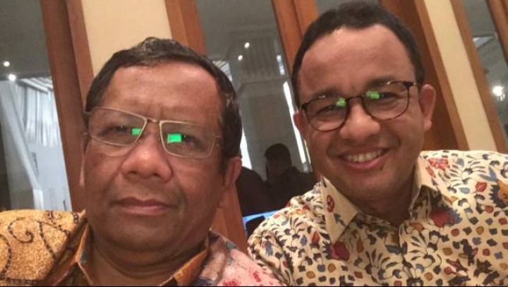 Menteri Koordinator Bidang Politik, Hukum, dan Keamanan (Menkopolhukam) Mahfud MD dan Anies Baswedan. Sumber: Internet