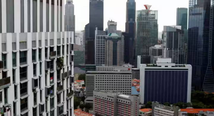 Pemandangan Pinnacle di blok apartemen perumahan umum Duxton (kiri) di samping kawasan pusat bisnis di Singapura /Reuters