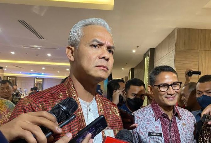 Pengamat Politik Rocky Gerung mengomentari isu kawin paksa yang terjadi antara Ganjar Pranowo dengan Sandiaga Uno setelah angkat kaki dari Gerindra. Sumber: kompad.id