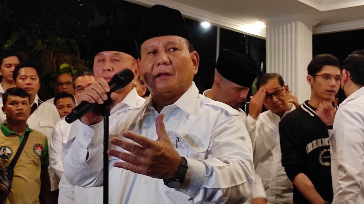 Ketua Umum DPP Partai Gerindra Prabowo Subianto mengumumkan secara resmi Iwan Bule sebagai kader sekaligus dilantik sebagai Wakil Ketua Dewan Pembina DPP Partai Gerindra. Sumber: Disway