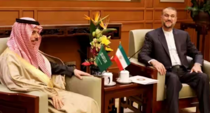 Pertemuan Menteri Luar Negeri Iran Hossein Amir-Abdollahian (kanan) dan Menteri Luar Negeri Saudi Pangeran Faisal bin Farhan (kiri) di Beijing pada 6 April 2023 /AFP