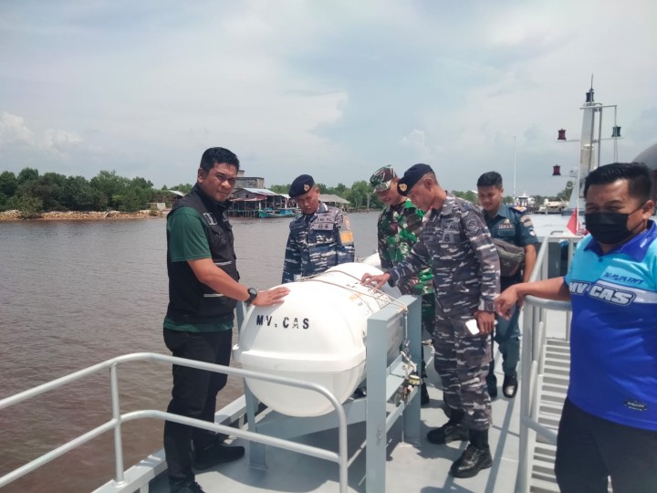 Personel TNI AL saat cek alat keselamatan di kapal penumpang Bengkalis - Malaysia