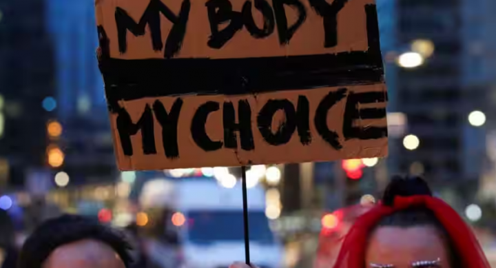 Tulisan poster pendemonstrasi untuk menyetujui penggunaan pil aborsi /Reuters