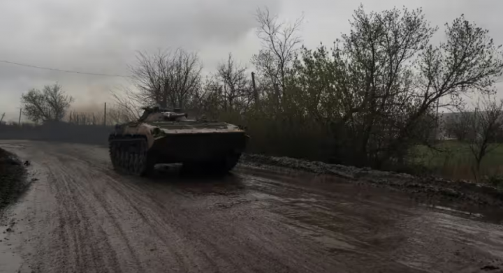Seorang prajurit Ukraina yang mengendarai kendaraan tempur infanteri BMP-1 di jalan menuju garis depan kota Bakhmut di wilayah Donetsk. Foto diambil pada 21 April 2023 /Reuters