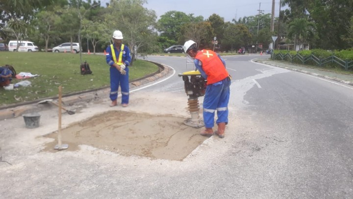 Sejumlah pekerja tengah melakukan perbaikan jalan di bundaran Jalan Sembilang, Kecamatan Rumbai Pesisir, Pekanbaru, Sabtu (29/4).