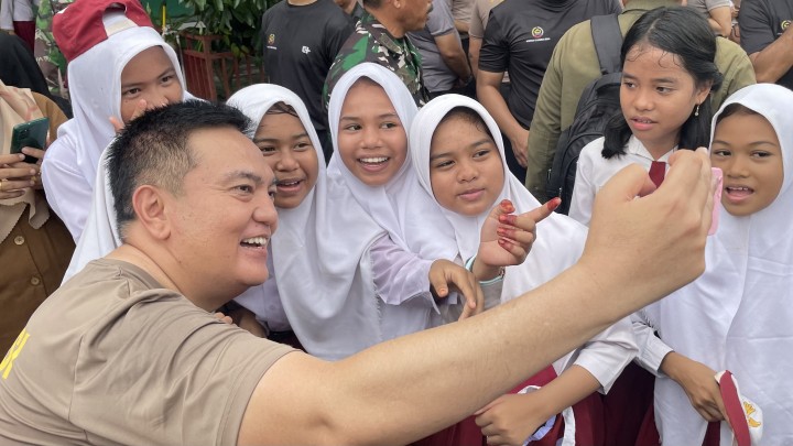Kapolda Riau Irjen Iqbal selfie dengan murid SD