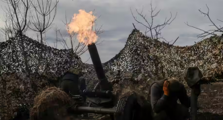 Anggota layanan Ukraina yang menembakkan mortir ke arah pasukan Rusia di luar kota garis depan Bakhmut /Reuters