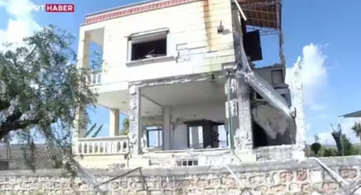Pemandangan rumah yang rusak akibat gempa di mana pasukan intelijen Turki mengklaim mereka telah membunuh pemimpin Negara Islam Abu Hussein al-Qurashi di Jindires, Suriah 1 Mei 2023 /Reuters