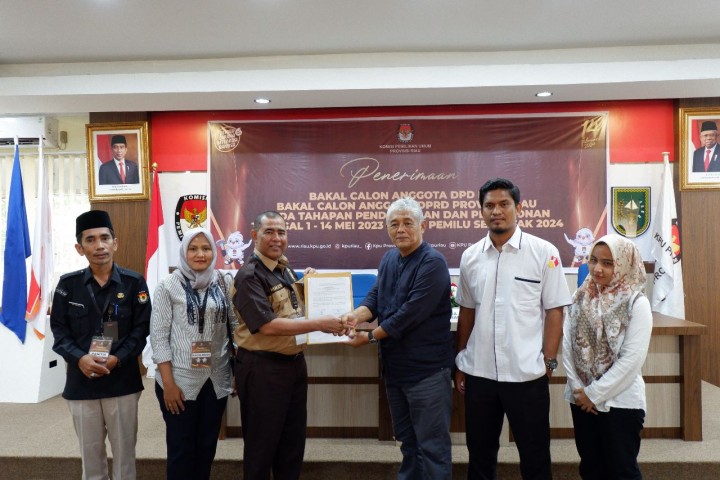 Marjoni Hendri mendaftar sebagai balon DPD ke KPU Riau 
