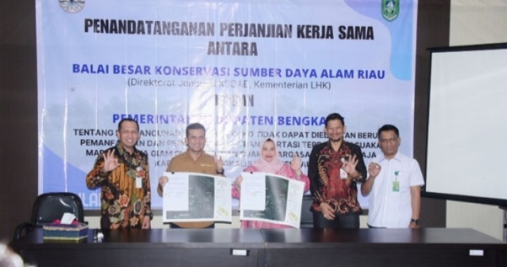 Bupati Kasmarni bersama pihak BKSDA Riau