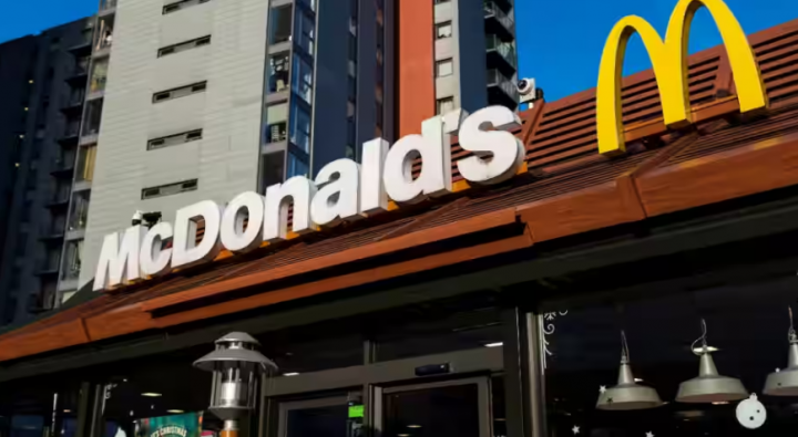 Restoran McDonald's di London /Reuters
