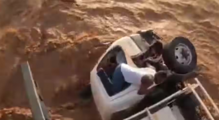 Tangkapan layar dari video amatir yang diambil ketika penyelamatan dramatis supir truk yang terkurung dalam banjir mendadak di Kenya /Twitter