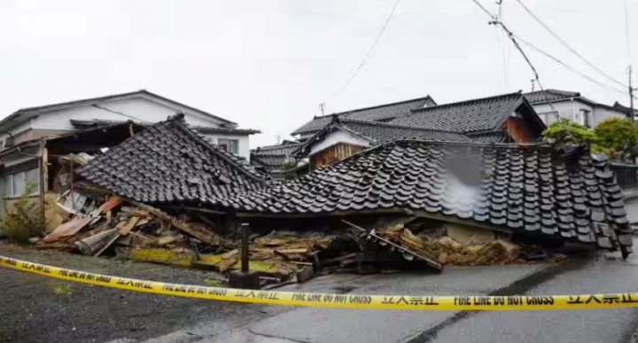 Sebuah bangunan digambarkan sehari setelah runtuh ketika gempa berkekuatan 6,5 melanda daerah itu, di kota Suzu, prefektur Ishikawa pada 6 Mei 2023 /AFP