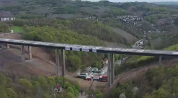 Jembatan tol A45 Rahmedetal Jerman sepanjang 453 meter runtuh /Twitter